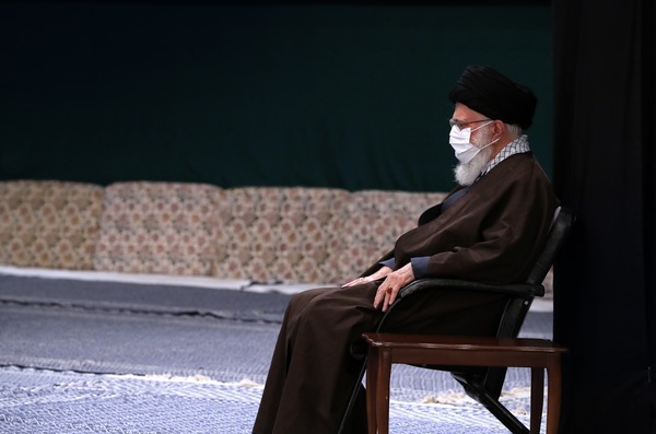 قائد الثورة الاسلامية يقيم مجلسا للعزاء بمصاب النبي الاعظم وسبطه (عليهما السلام)