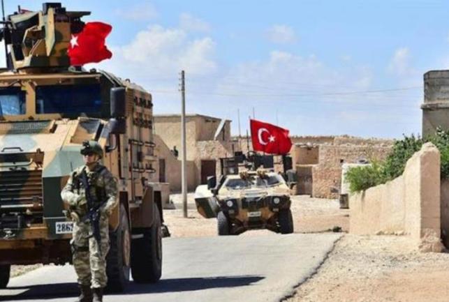 الجيش التركي يبدأ بتفكيك أول نقطة مراقبة محاصرة له شمال حماة السورية