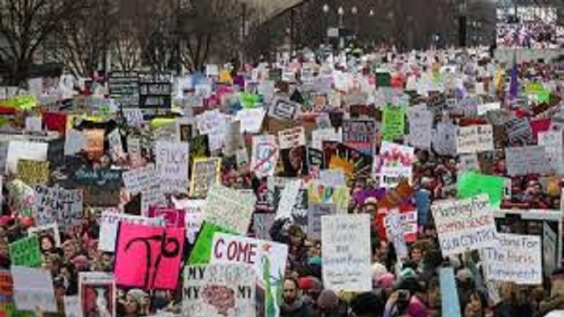 Usa: donne in migliaia manifestano contro Trump