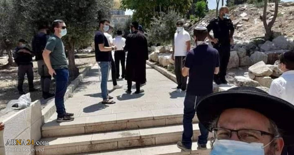 Fanatic Jewish settlers led by Glick, Assaf storm Al-Aqsa Mosque 