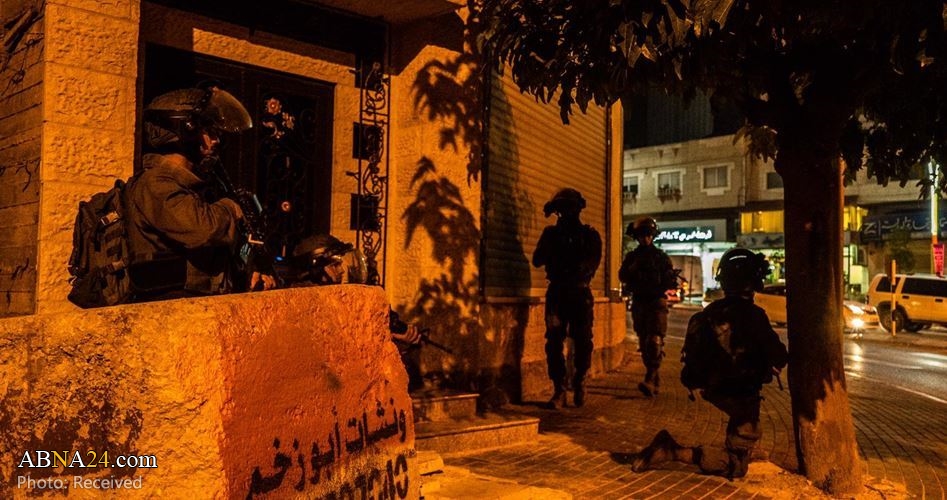 Israeli occupation forces kidnaps two Palestinians in al-Khalil and Al-Quds