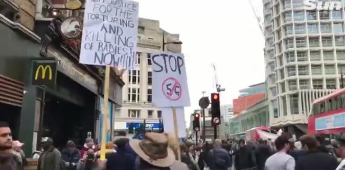 Londra'da maske protestosu