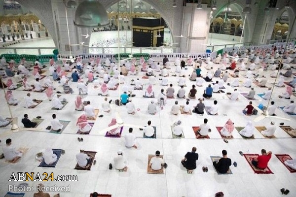 About 8,000 Worshipers perform evening prayers at Mecca Grand Mosque