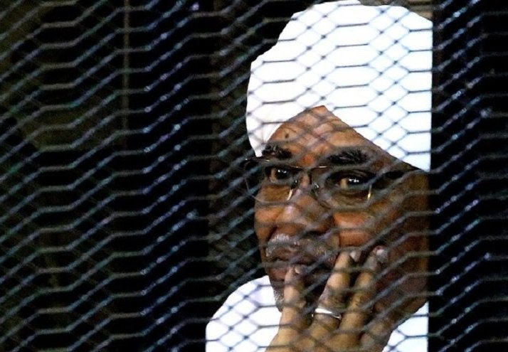 القضاء السوداني يرجئ محاكمة عمر البشير للثالث من تشرين الثاني/نوفمبر