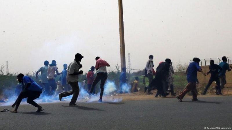 الشرطة السودانية تطلق الغاز المسيل للدموع لتفريق مئات المتظاهرين في الخرطوم
