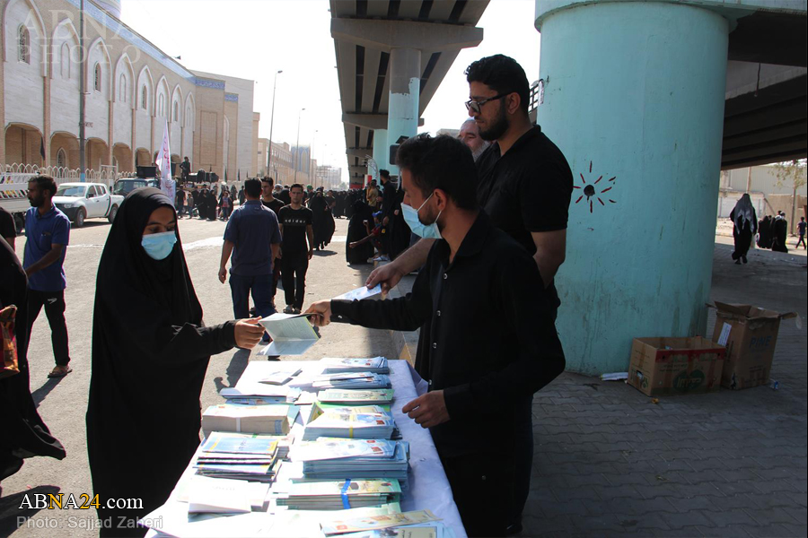 تقرير مصور/ موكب المجمع العالمي لأهل البيت (ع) يقدم خدمات ثقافية لزوار أمير المؤمنين (ع)