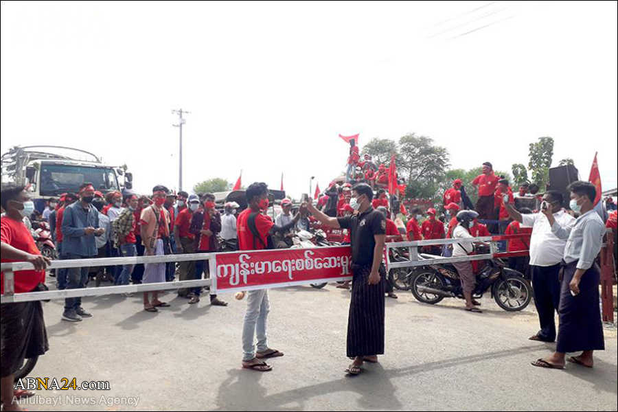 NLD ပါတီ ေအာင္ႏိုင္ေရး လွည့္လည္ လာသည့္ ယာဥ္တန္း အား ၿမိဳ႕သစ္ၿမိဳ႕ အဝင္ဂိတ္ တြင္ တားဆီး
