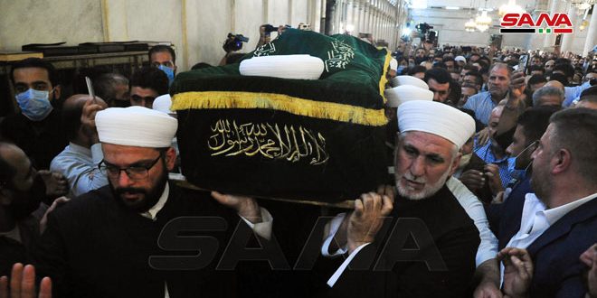 Représentant le président al-Assad, le ministre des Waqfs prend part aux obsèques du martyr Mohammad Adnan Afyouni, mufti de Damas et de sa banlieue