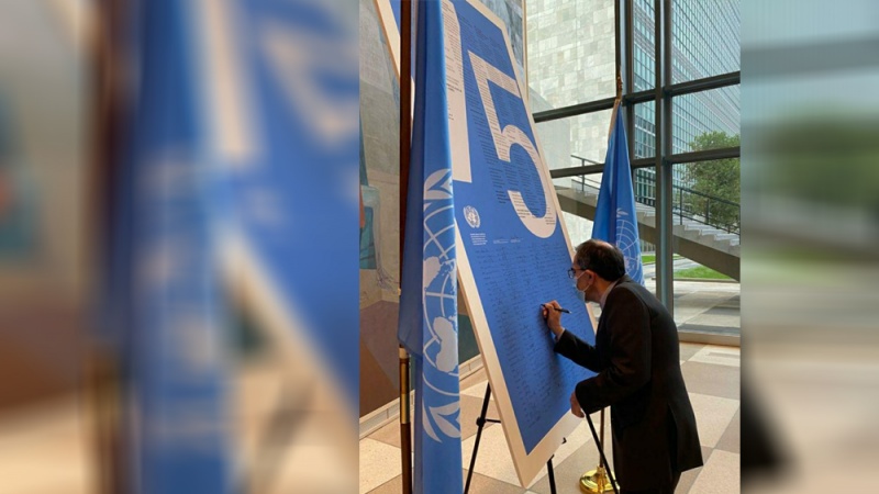 Иран нүмајәндәси БМТ-нин хатирә символуну имзалајыб