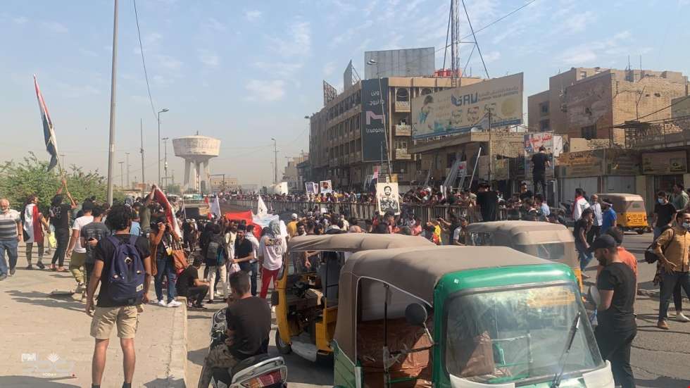 عراقيون يحيون ذكرى الاحتجاجات بالضغط على حكومة الكاظمي