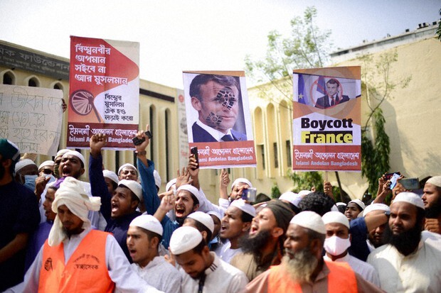 40 ألف شخص تظاهروا في بنغلاديش ضد ماكرون داعين لمقاطعة المنتوجات الفرنسية