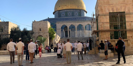 مستوطنون يقتحمون المسجد الأقصى بحراسة شرطة الاحتلال الإسرائيلي