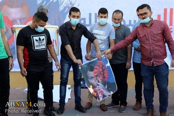 Protesters in West Bank burn French flag over Macron's nonsense against Isalam