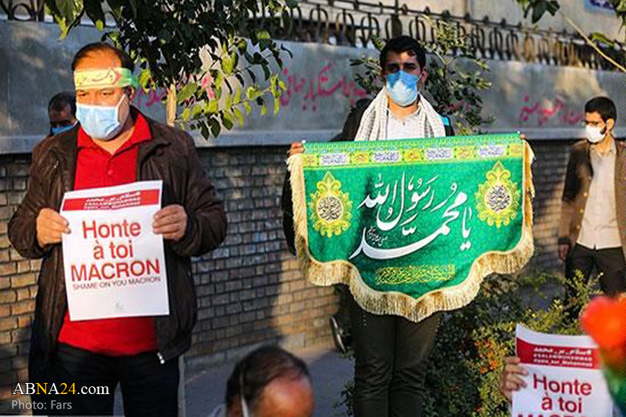 Final statement of demonstrators read out outside French Embassy in Tehran