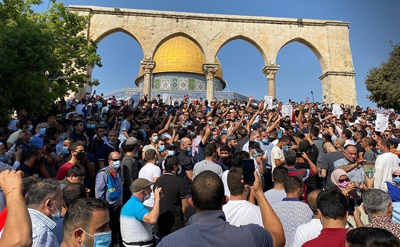 مسيرات نصرة للرسول بالأقصى وخطيب المسجد يعلن البراءة من المطبعين