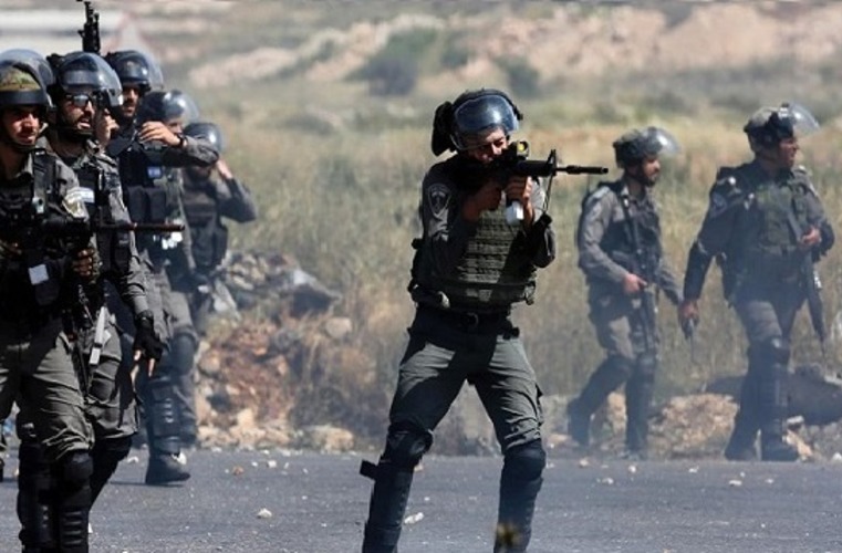 إصابة 3 شبان فلسطينيين برصاص العدو الصهيوني