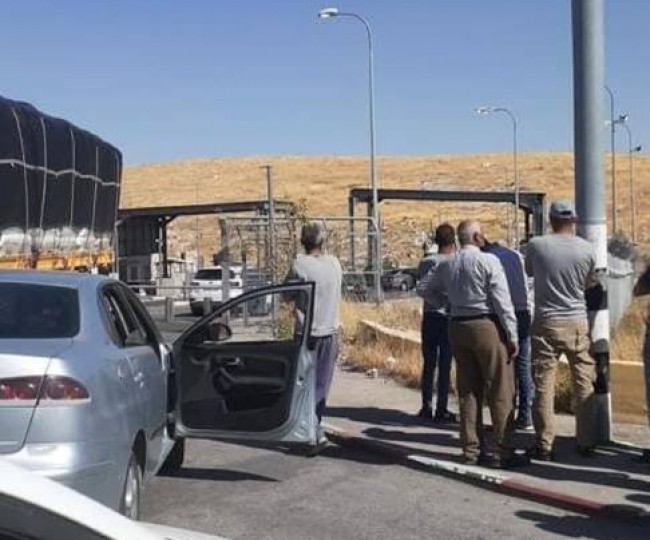 جنود الاحتلال الاسرائيلي يطلقون النار نحو سيارة فلسطينية قرب حاجز "الكونتينر"