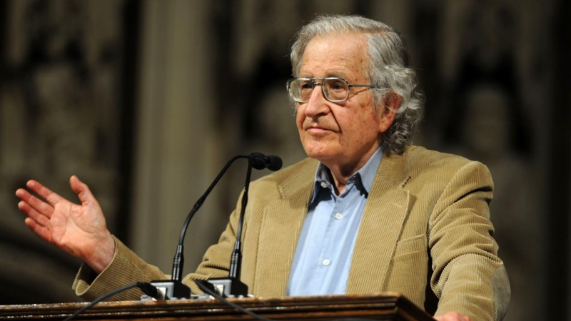 Chomsky Sebut Trump Lebih Buruk dari Hitler