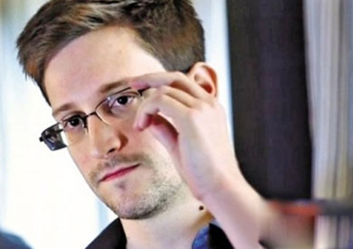 "إدوارد سنودن" يعلن نيته الحصول على الجنسية الروسية