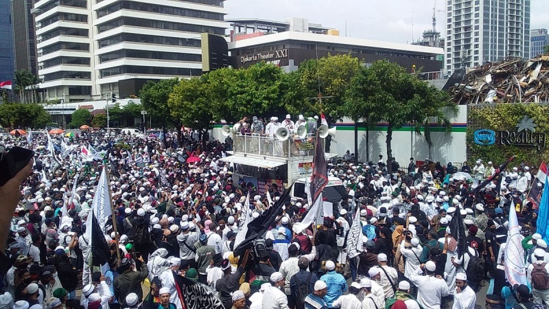 Massa Muslim Indonesia Berunjuk Rasa Protes Macron