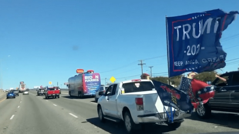 Вооруженные сторонники Трампа напали на агитационный автобус штаба Байдена