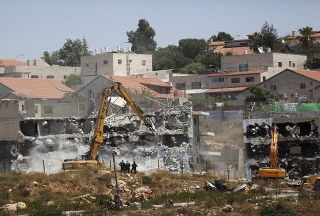 إصابة 3 فلسطينيين برصاص العدو الصهيوني خلال هدم منزل أسير في نابلس