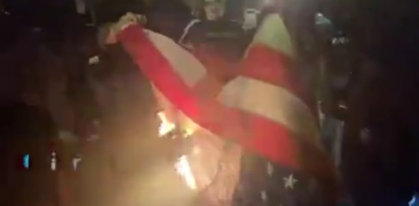 Washington'da ABD bayrağı ateşe verildi