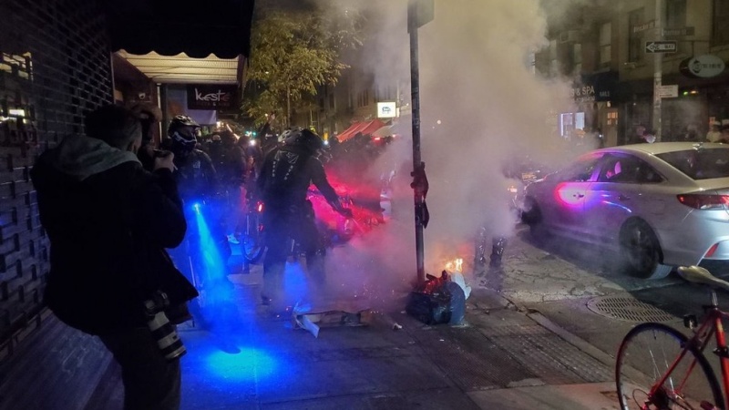 Kubu Anti Trump Bakar Bendera AS di Portland