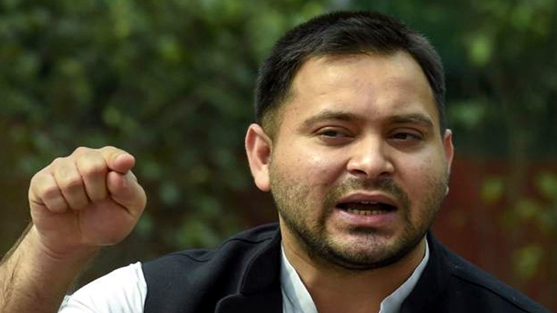 बिहार का चुनाव, तेजस्वी यादव का बढ़ता क़द, लालू यादव से कितनी अलग है उनके बेटे का राजनीतिक रास्ता?