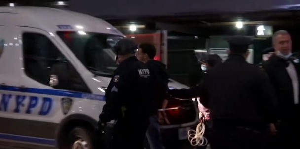 アメリカ大統領選の緊張の中で、数十人が逮捕