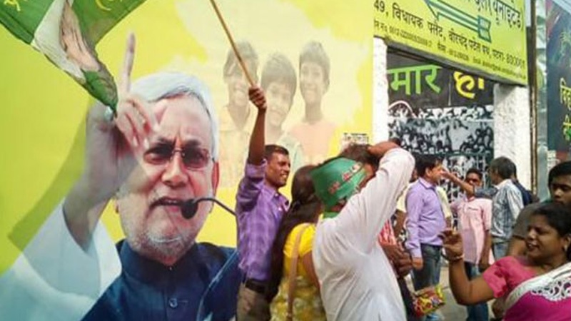 बिहार में तीसरे चरण का मतदान संपन्न, मतदाताओं में देखा गया जोश, एग़्जिट पोल में एनडीए व महागठबंधन के बीच कांटे का मुक़ाबला