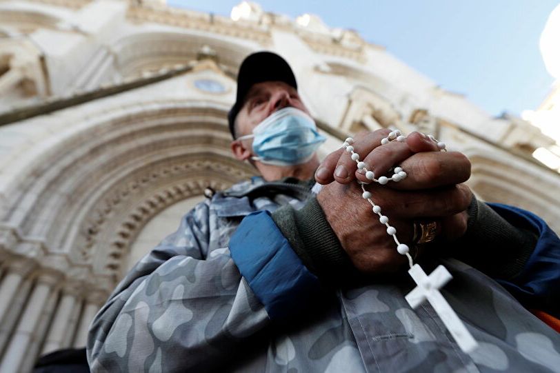 شباب مسلمون يتطوعون لحماية كاتدرائية في فرنسا تضامنا مع المسيحيين