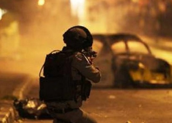 قوات العدو الصهيوني تصيب فلسطينيا بزعم محاولته تنفيذ عملية طعن