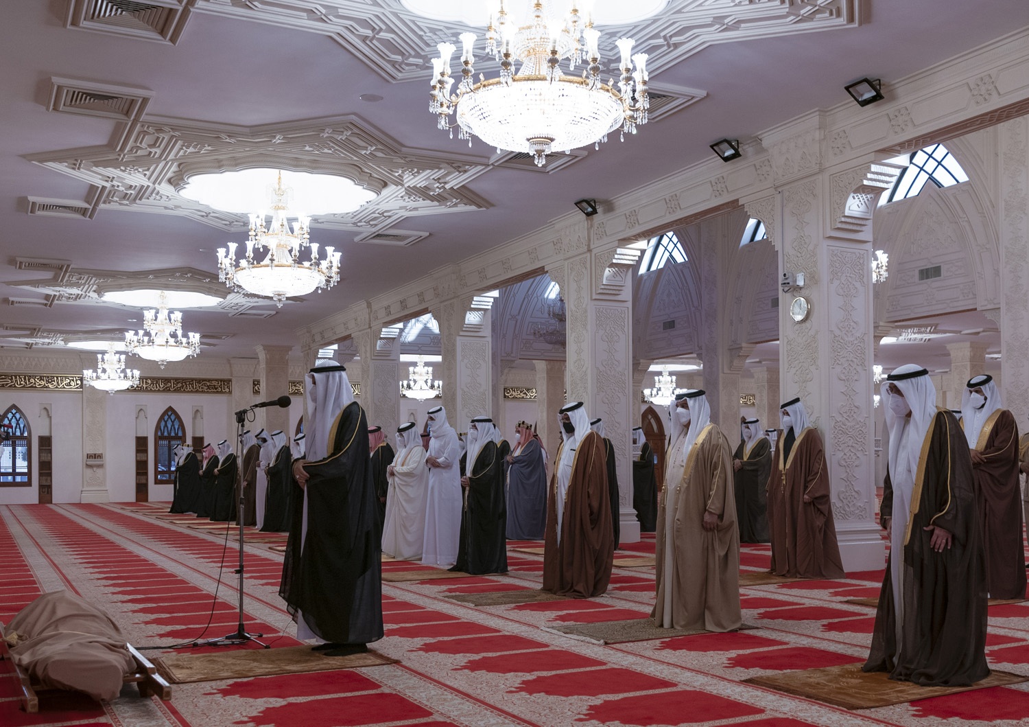 "خليفة بن سلمان" يوارى الثرى في جنازة رسمية
