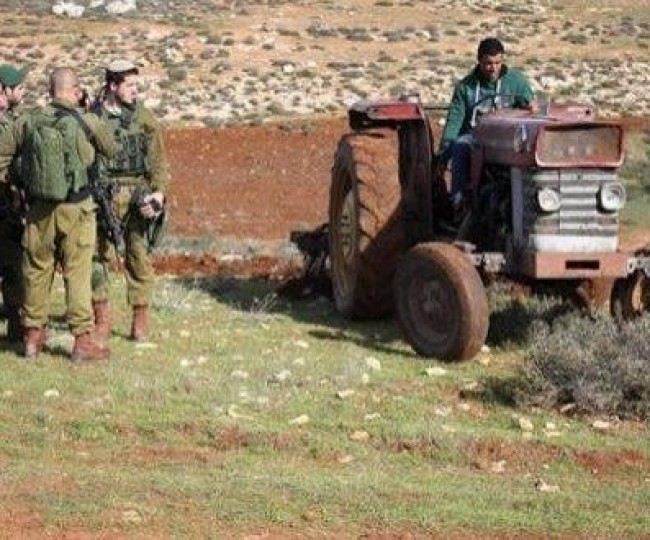 جنود الاحتلال يجبرون مزارعين على مغادرة ارضهم تحت تهديد السلاح شمال الخليل