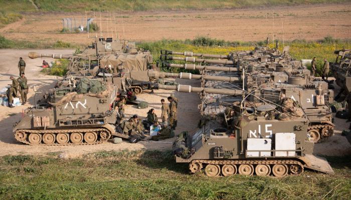 جيش الاحتلال الاسرائيلي يحشد آلياته العسكرية قبالة غزة 