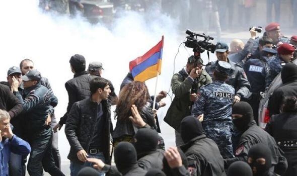 متظاهرون مطالبون باستقالة باشينيان يغلقون شوارع وسط يريفان بأرمينيا
