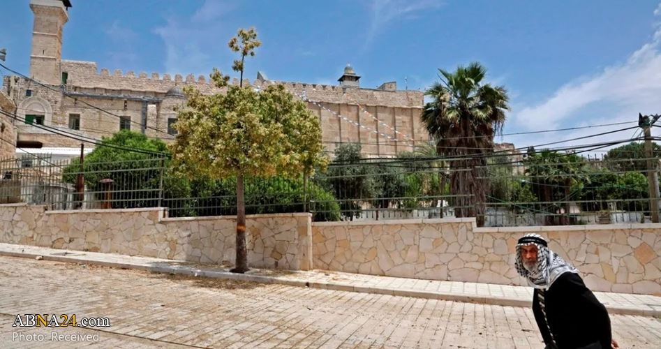 Extremist Jewish settlers defile Ibrahimi Mosque, put candelabrum on its rooftop