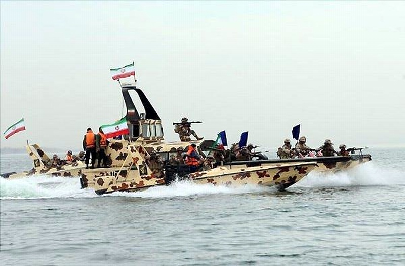 الحرس الثوري يحتجز سفينة اجنبية تحمل وقودا مهربا