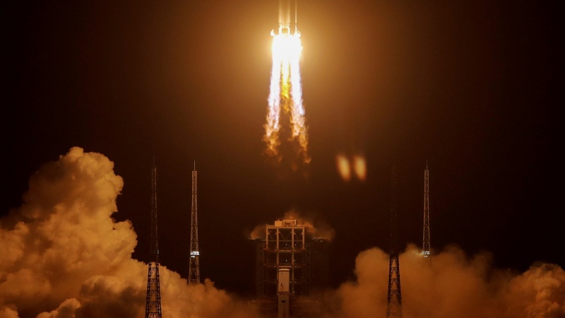 中国の月探査機・嫦娥5号が発射、サンプルリターン任務開始