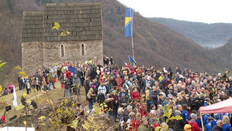     Dan državnosti BiH: Simbolično obilježavanje na Bobovcu uprkos pandemiji