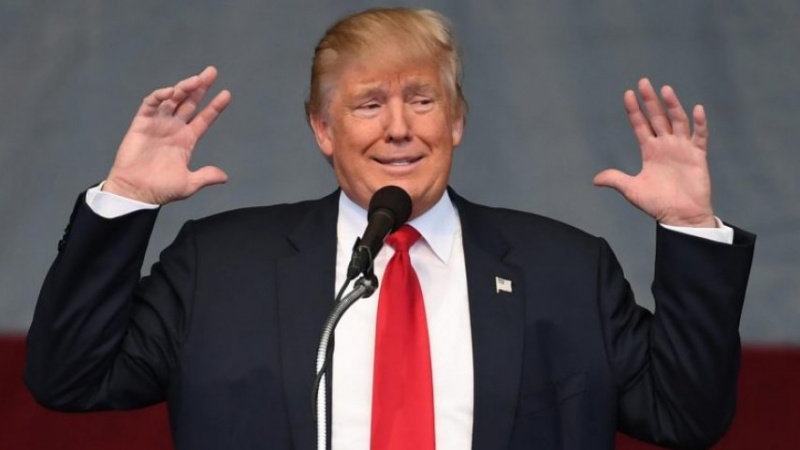 Donald Trump pes etti