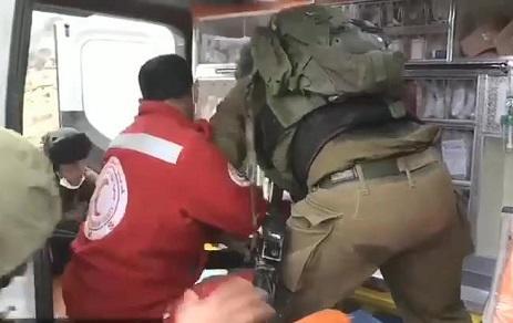 الاحتلال الصهيوني يعتدي على مصاب فلسطيني داخل "إسعاف"