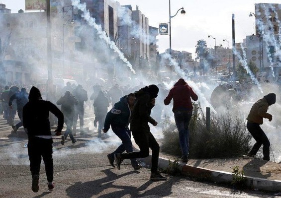 إصابة 7 فلسطينيين بالرصاص والعشرات بالاختناق شرق نابلس