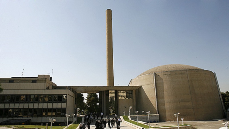 イラン原子力庁、「核科学者たちは国力増強の道を力強く進む」