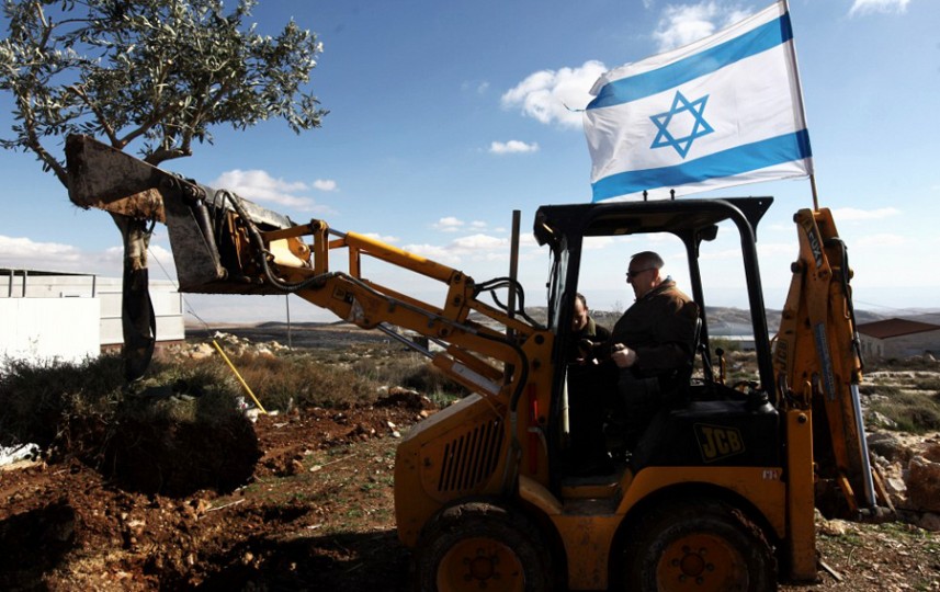قوات العدو الصهيوني تجرف أراضي الفلسطينيين على حدود غزة