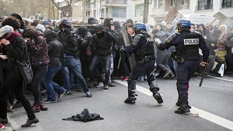Francia: dopo le proteste contro legge sicurezza governo 'riscrive' articolo contestato