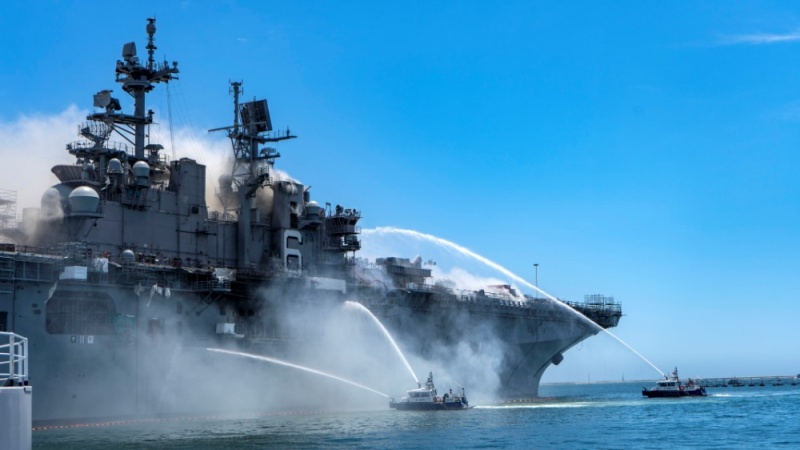米海軍、「火災被害の強襲揚陸艦を退役・解体の見込み」