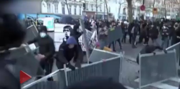 Paris sokakları savaş alınına döndü