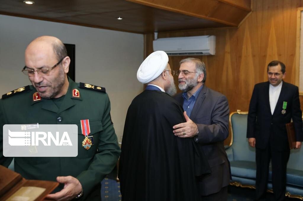 تقرير مصور / الرئيس الايراني يقلّد الشهيد "فخري زاده" "وسام الفخر"